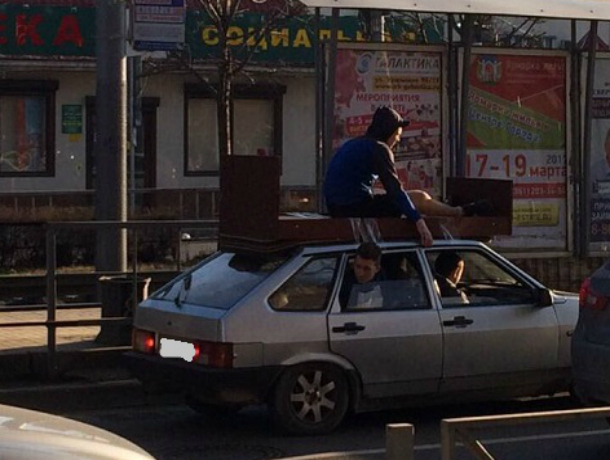 «Емеля на печи»: В Краснодаре мужчина катал с ветерком своего друга на крыше «девятки»