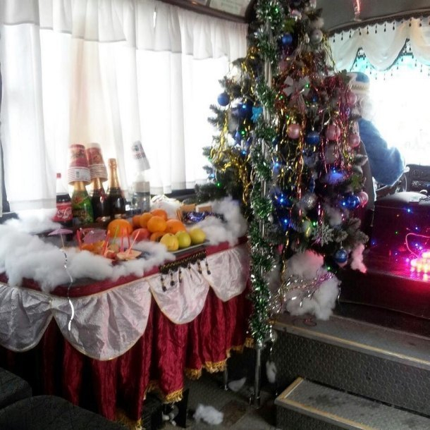 Водитель маршрутки в Новороссийске накрыл для пассажиров стол прямо в автобусе