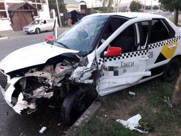 В Краснодаре в ДТП с такси погиб один человек
