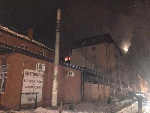 Жители горевшего дома в Музыкальном микрорайоне Краснодара сняли на видео владельца квартиры, где произошел пожар