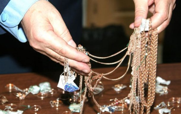 Жительница Кубани дала мошеннику отремонтировать свои ювелирные украшения на 400 тысяч рублей