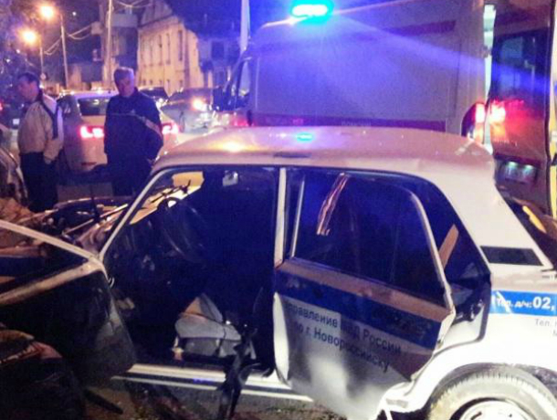 В Новороссийске полицейские на большой скорости врезались в микроавтобус