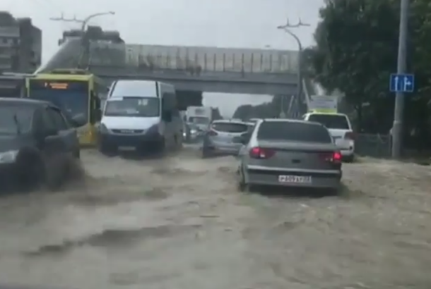 Сильнейший ливень затопил Новороссийск