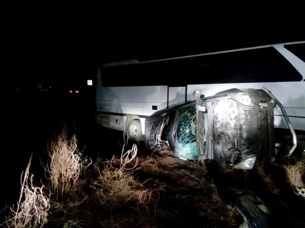 Элитный внедорожник протаранил пассажирский автобус в Темрюкском районе