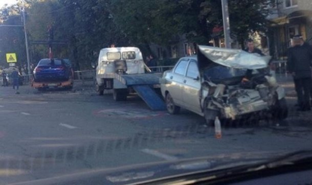 Лихач на BMW, дрифтовавший в Краснодаре, попал в аварию