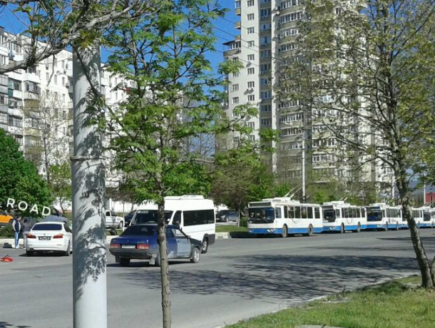 В Новороссийске мощное столкновение «БМВ» и «Опеля» остановило движение общественного транспорта