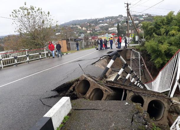 В Сочи из-за подтопления обрушился автомобильный мост