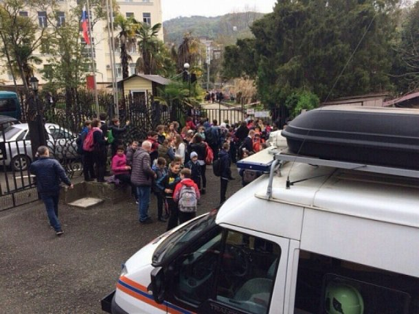 Из-за подозрительного рюкзака в сочинской школе эвакуировали учеников