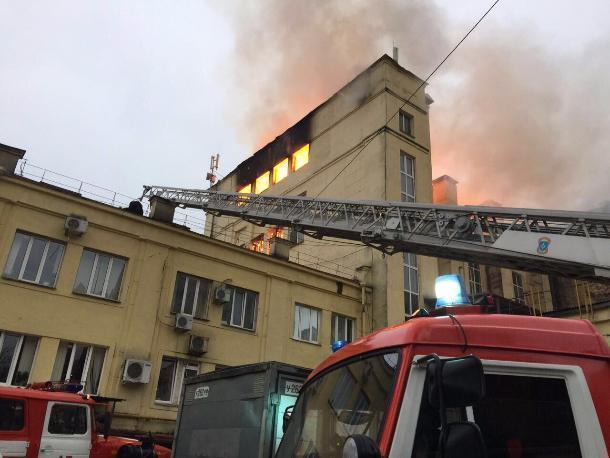 50 человек эвакуировали с горящего хлебозавода в Сочи