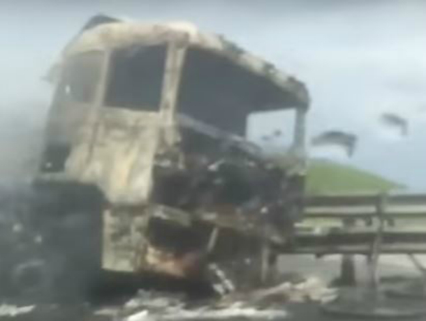 На Кубани водитель фуры эффектно выскочил из кабины за секунды до взрыва