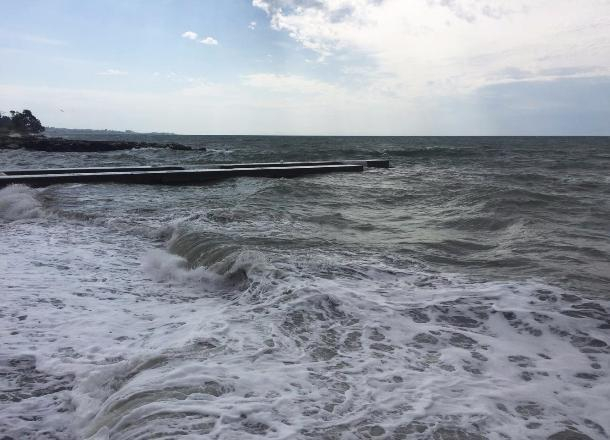 В Сочи в штормовом море тонул 62-летний мужчина
