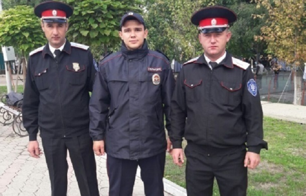 Полицейские на Кубани вытащили пенсионерку из горящего дома