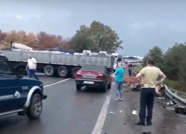 На Кубани мужчина погиб в искореженном авто после столкновения с большегрузом