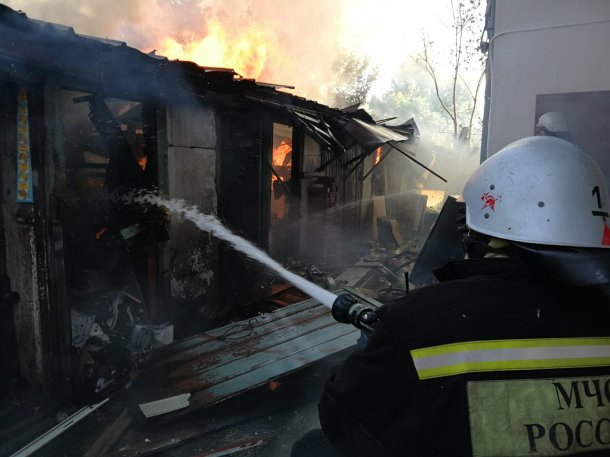 В центре Краснодара загорелось нежилое здание