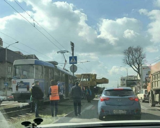 Трамвай протаранил автокран в Краснодаре: пострадали пассажиры