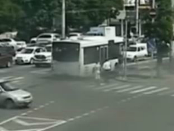 Журналистку во время работы сбил автобус на «зебре» в центре Краснодара