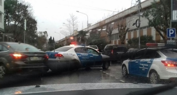 В Сочи в салоне припаркованной машины нашли тело женщины