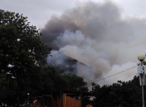 На Кубани из-за крупного пожара в кафе эвакуировали 15 человек