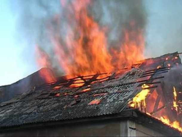 В краснодарском частном доме вспыхнул сильный пожар