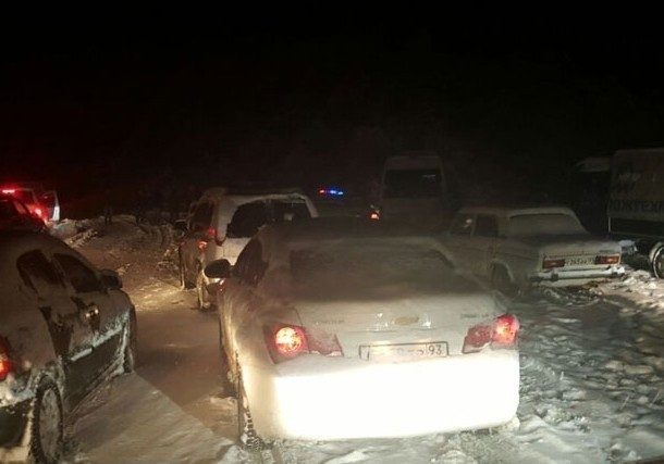 Снегопад парализовал движение на трассе Джубга-Сочи