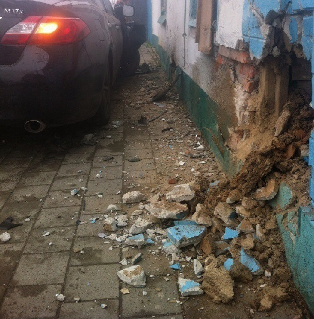В Краснодаре Infiniti чуть не снес дом: здание теперь в аварийном состоянии