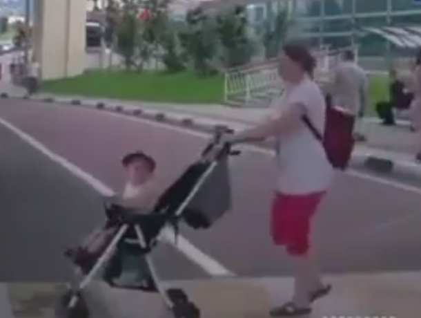 Сбивший в Сочи на переходе коляску с ребенком скутерист попал на видео