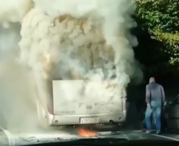 Автобус с пассажирами загорелся в Сочи