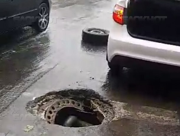 Потоп в Новороссийске: улицы под водой, в открытый люк угодила машина