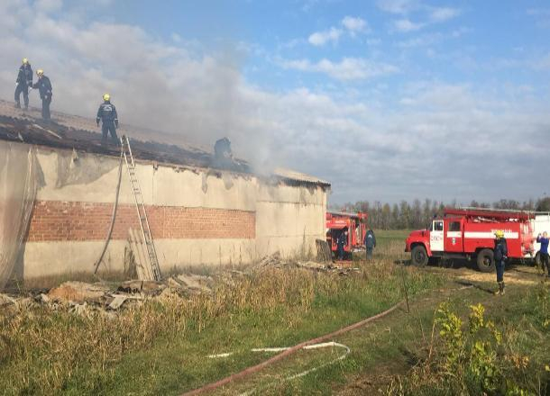 Крупный пожар на складе произошел под Краснодаром