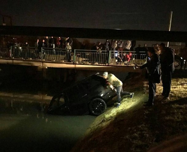 Range Rover залетел в канал с водой под Краснодаром