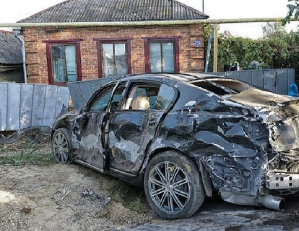 На Кубани водитель Lexus врезался в припаркованные машины и погиб