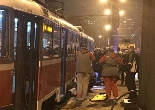 Пьяный мужчина упал под трамвай в Краснодаре
