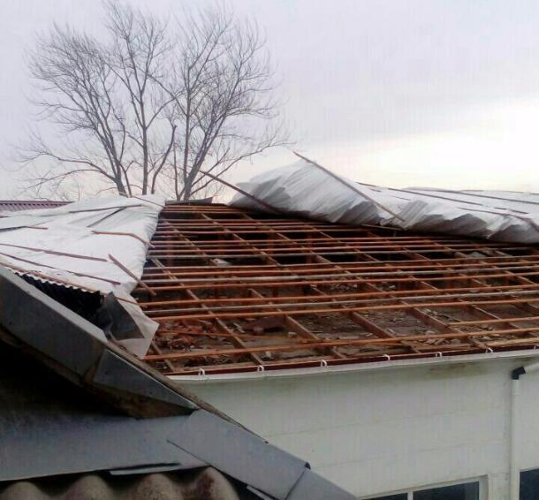 Ветер сорвал крышу школы в станице Бакинской