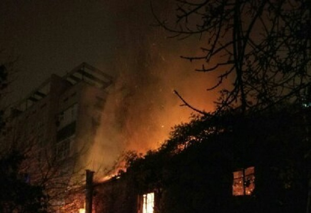 В Краснодаре загорелась крыша полужилого дома