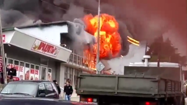В Сочи горит дом и пристроенный к нему магазин: есть пострадавшие
