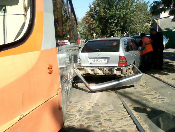 В Краснодаре водитель «Мерседеса» остался без бампера после ДТП с трамваем