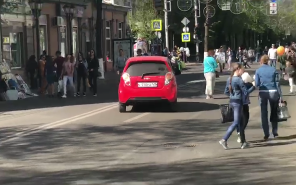 По перекрытой Красной на красной машине: По центральной улице Краснодара ездят несмотря на запрет