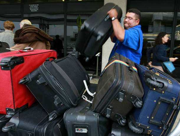 В аэропорту Сочи сотрудники бросали багаж клиентов и обыскивали салоны на скорость