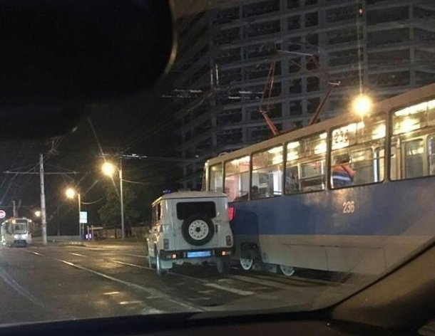 Трамвай в Краснодаре протаранил полицейскую машину
