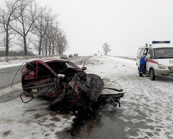 В Абинском районе на скользкой дороге женщина не справилась с управлением и врезалась в многотонный грузовик