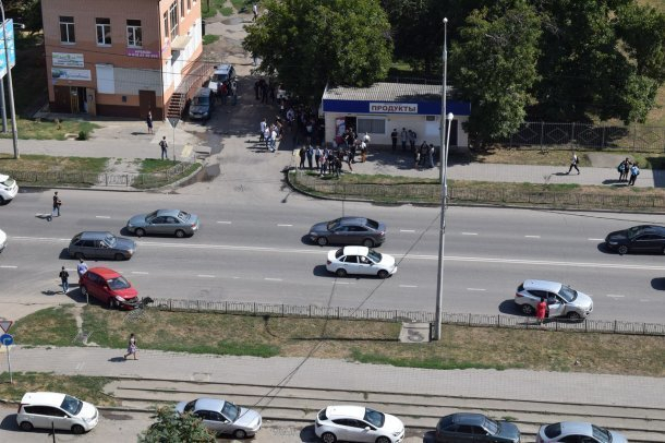 Напротив архитектурного колледжа в Краснодаре машина врезалась в забор