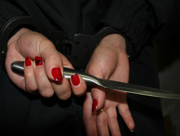 Пьяная пенсионерка в Краснодаре ударила ножом своего возлюбленного в праздник 8 марта