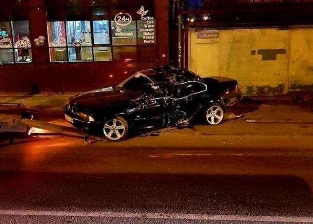 Краснодарец на BMW протаранил дорожный столб в центре города