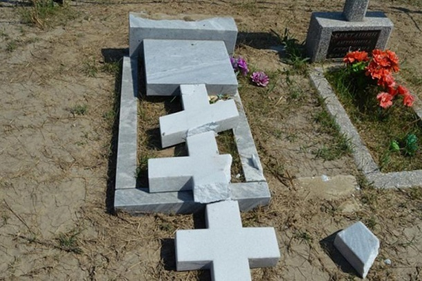 Вандал разбил 12 надгробий в Краснодарском крае