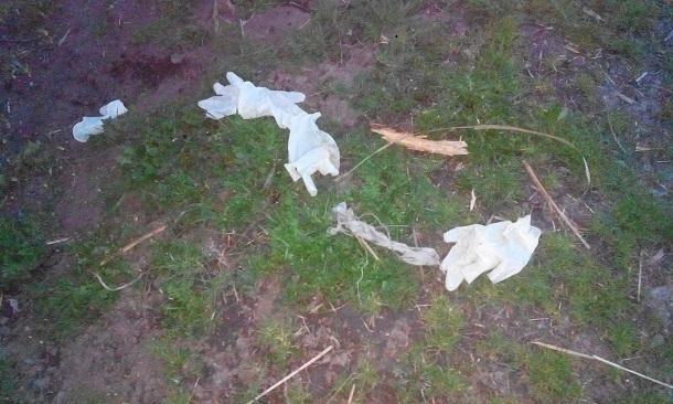 Убрав труп, полиция Краснодара оставила на земле кучу перчаток