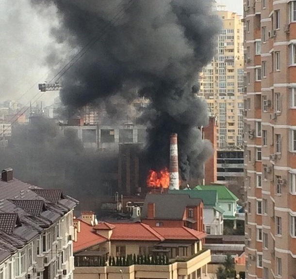 В Краснодаре горит завод, эвакуированы сотрудники