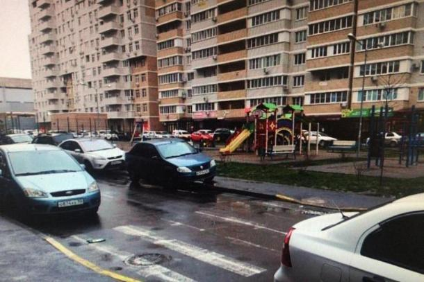 Маленький мальчик попал под колеса авто в одном из дворов Краснодара
