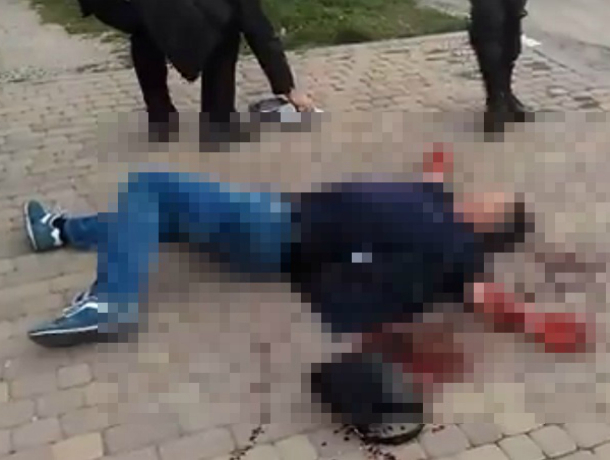 Жители Новороссийска сняли шокирующее видео, где окровавленный мужчина бежал по улице, а после упал без чувств