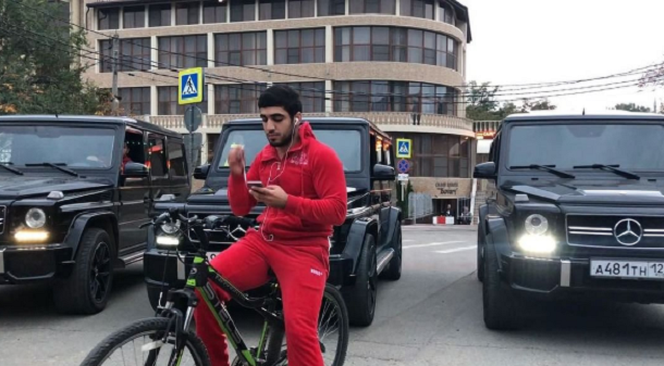 В Краснодаре «Мажор» перекрыл улицу, чтобы прокатиться на велосипеде с «Гелендвагенами»
