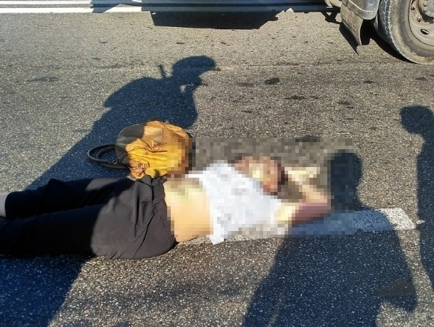В Сочи молодой лихач на иномарке сбил на пешеходном переходе женщину